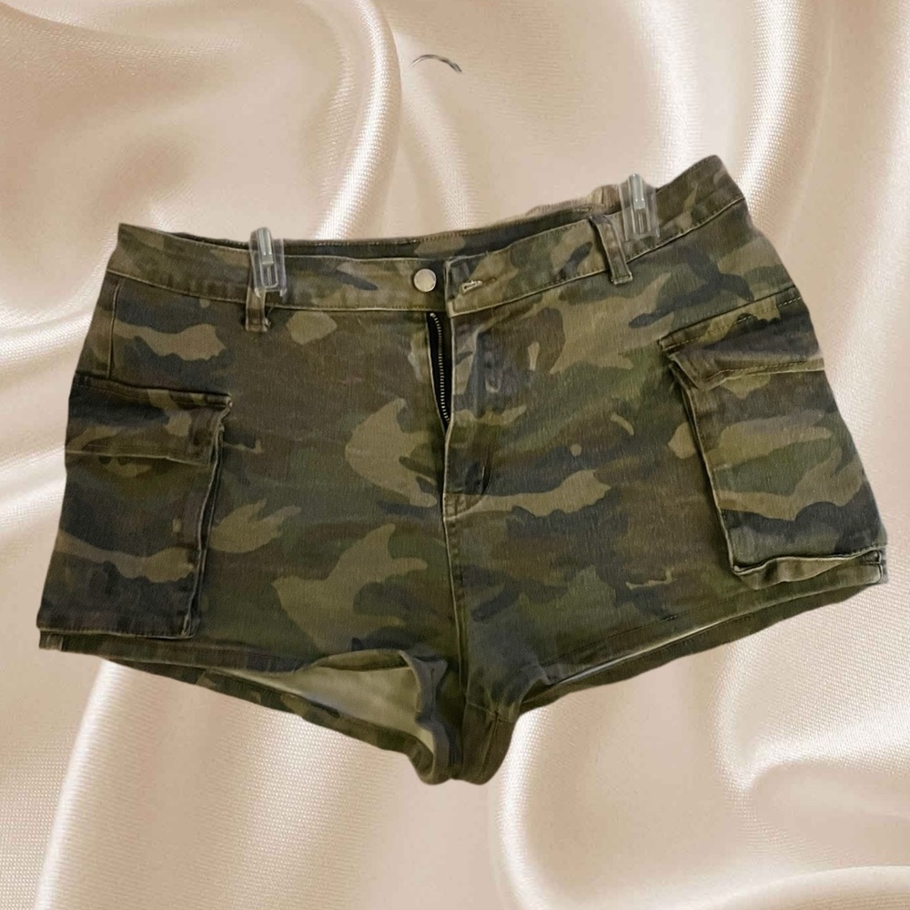 Women’s Cargo Camo Shorts SIZE 16